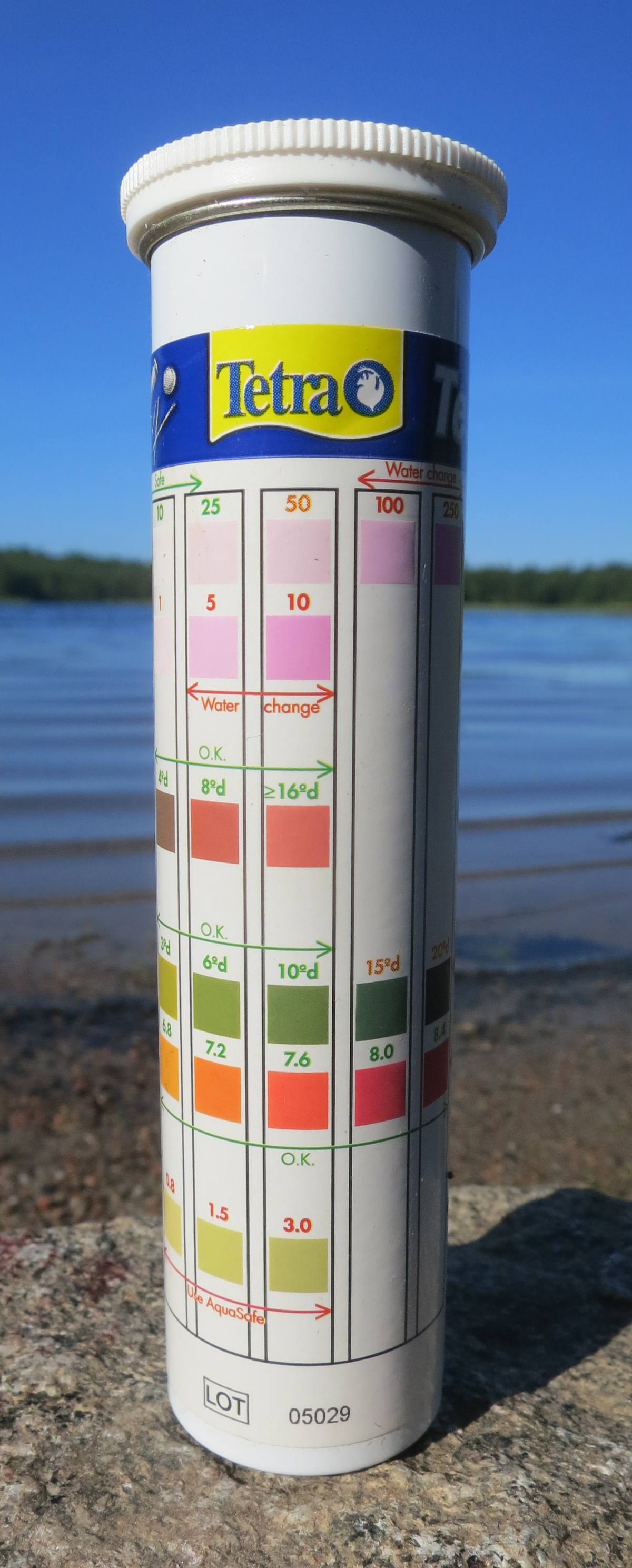 Tira de test de agua con la tabla de colores para medir la dureza del acuario