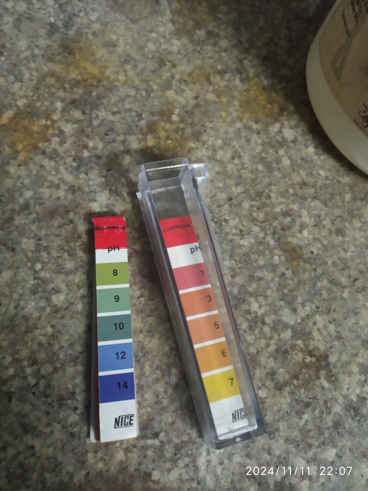 Tiras de test de pH con su tabla de colores de referencia